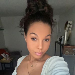 Meet your Posher, Adara